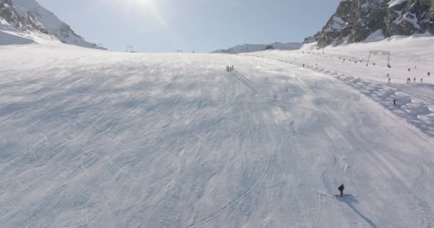 Широкий Беспилотный Полет Зимой Над Людьми Лыжном Склоне Горе Китцштайнхорн — стоковое видео