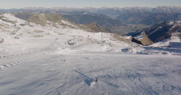 奥地利中东部阿尔卑斯山高陶恩山脉 滑雪者滑落基茨坦霍恩山 冬季慢动作宽无人机飞行 — 图库视频影像