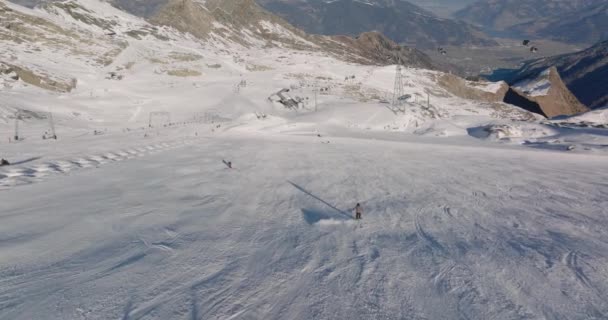 Vol Par Drone Large Ralenti Hiver Dessus Skieur Descendant Montagne — Video