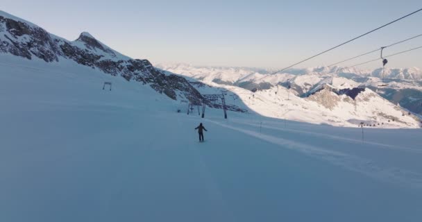 Slow Motion Wide Tracking Shot Invierno Sobre Esquiador Esquí Hacia — Vídeos de Stock
