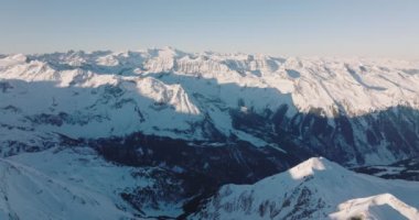 Kitzsteinhorn Dağı üzerinde kışın geniş insansız hava aracı uçuşu, Sunlit High Tauern Range, Orta Doğu Alpleri, Avusturya