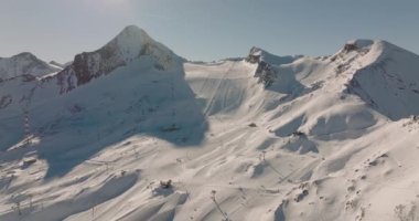 Sunlit Kitzsteinhorn Dağ Kayak Yamacında, Yüksek Tauern Sıradağları, Orta Doğu Alpleri, Avusturya
