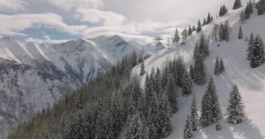 Kitzsteinhorn Dağı, Yüksek Tauern Sıradağları, Orta Doğu Alpleri, Avusturya Ormanında Kışın İnsansız Hava Aracı