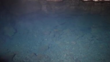 İzlanda 'daki Myvatn Gölü yakınlarında açık mavi sıcak termal suyla Grjotagja Volkanik Mağarası manzarası. Popüler Turizm Merkezi. Jeotermal Mağara Kılıçların Tahtı 'nda sunuluyor. Grotto 'da Termal Banyo