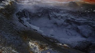 Hver Myvatn Jeotermal Bölgesi 'nde Doğal Buhar Havzalı Çamur Havuzu. İzlanda, Myvatn Gölü yakınlarındaki Hver Jeotermal Alanları. Popüler Turizm Merkezi. Kamera Sağa Taşır