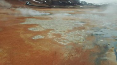 The Hver Geothermal Alanı 'nda Myvatn Gölü yakınlarında Rocky Dağı oluşumlarının hava çekimi. İnsansız hava aracı Dağlar boyunca uçuyor