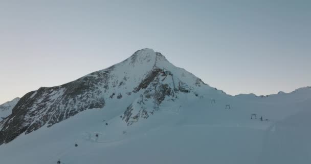 Szeroki Lot Dronem Zimą Nad Stokiem Narciarskim Kitzsteinhorn Mountain Wschodzącym — Wideo stockowe