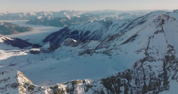 Amplio Vuelo Aviones Tripulados Invierno Arcos Sobre Pista Esquí Montaña — Vídeos de Stock