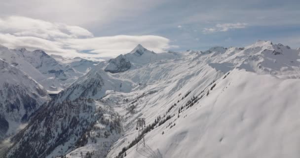奥地利中东部阿尔卑斯山高陶恩山脉Kitzsteinhorn山滑雪场的宽无人机冬季飞行 — 图库视频影像