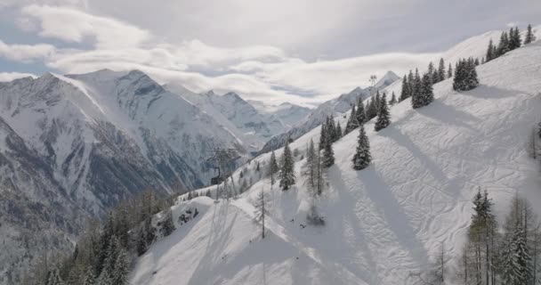 奥地利中东部阿尔卑斯山高陶恩山脉Kitzsteinhorn山上空 宽无人机 冬季用森林和缆车飞行 — 图库视频影像