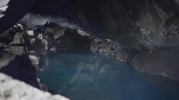 Utsikt Över Grjotagja Vulkaniska Grotta Med Klarblå Varmvatten Nära Sjön — Stockvideo