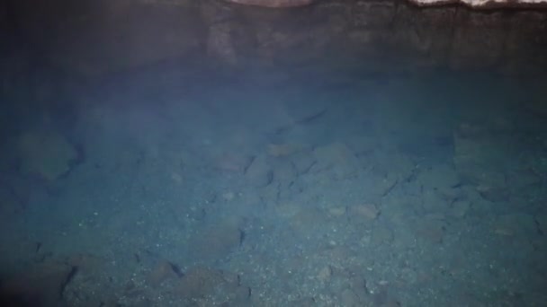 Pohled Sopečnou Jeskyni Grjotagja Jasně Modrou Teplou Teplou Vodou Jezera — Stock video