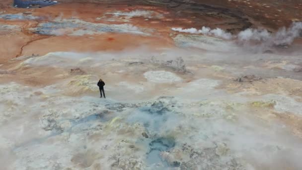 Aerial Epic Shot Man Tourist Užívá Pohled Geotermální Oblast Hverir — Stock video