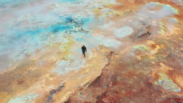 Вид Воздуха Человека Идущего Марсу Между Парящими Бассейнами Фумаролов Геотермальной — стоковое видео