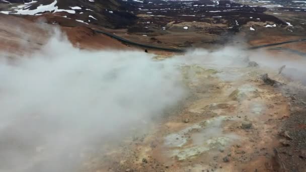Vista Aérea Hombre Camina Sobre Las Formaciones Red Mountain Mars — Vídeo de stock
