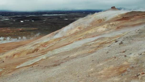 Myvatn湖附近Hverir地热区落基山脉形成的空中射击 无人机飞越了高山 全景宽射门 — 图库视频影像