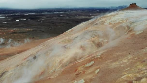 Tiro Aéreo Formações Montanhosas Rochosas Hverir Geothermal Area Perto Lago — Vídeo de Stock