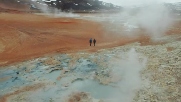 Myvatn湖の近くのHverir地熱地域の蒸しフマロールの上空 アイスランド パノラマワイドショット カメラが前に進む — ストック動画
