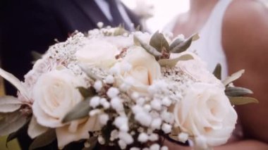 Düğün günü Bokeh 'in Gelin Buketi' nin yakın plan çekimi. Bulanık Arkaplanda Gelin ve Nişanlı