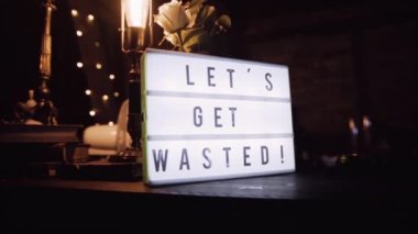 Dekoratif Plaket ve Yazı Barın Üzerine Bellenelim. Parti Dekor Elementi. Yavaş Bokeh Vuruşu.