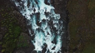 Güney İzlanda, Haifoss Şelalesi yakınlarındaki Landmannalaugar Vadisi 'ndeki Fossa Nehri ve Şelaleleri' nin havadan görüntüsü. Yukarıdan Aşağı Statik Çekim