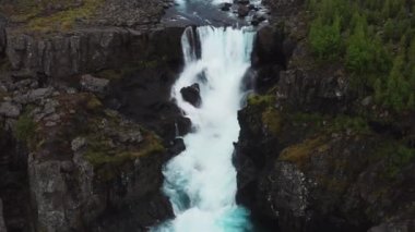 Güney İzlanda, Haifoss Şelalesi yakınlarındaki Landmannalaugar Vadisi 'ndeki Fossa Nehri' nde Cascades 'in havadan görüntüsü. Kamera Yukarı Taşıyor