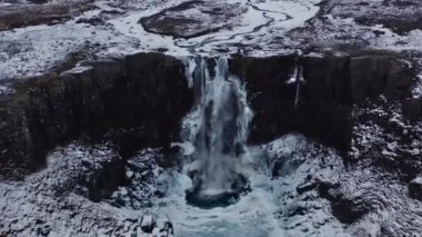 Gufufoss Şelalesi 'nin havadan görünüşü, İzlanda. Adam Şelalenin Tepesinde Duruyor. Çarpıcı Panoramik Kış Manzarası. Geniş açılı atış. Kamera Yakınlaştır