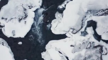 Gufufoss Şelalesi yakınlarındaki nehrin havadan görünüşü, İzlanda. Kış manzarası. 
