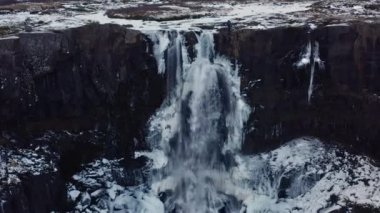 Gufufoss Şelalesi 'nin havadan görünüşü, İzlanda. Adam Şelalenin Tepesinde Duruyor. Göz kamaştırıcı kış manzarası. Geniş panoramik çekim. Kamera Uzaklaşıyor.