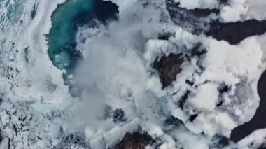 Gufufoss Şelalesi 'nin havadan görünüşü, İzlanda. Göz kamaştırıcı kış manzarası. Kamera Döndürme ile Üstten Aşağı Çekim