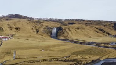 Skogafoss Şelalesi ve İzlanda Vadisi 'nin havadan görünüşü. Nefes kesen manzara. Panoramik Geniş Görüntü, Kamera İleriye Taşır