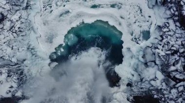 Gufufoss Şelalesi 'nin havadan görünüşü, İzlanda. Göz kamaştırıcı kış manzarası. Kamera Döndürme ile Üstten Aşağı Çekim