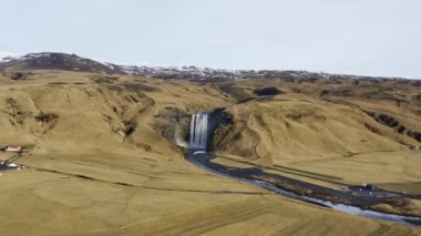 Skogafoss Şelalesi ve İzlanda Vadisi 'nin havadan görünüşü. Nefes kesen manzara. Panoramik Geniş Görüntü, Kamera İleriye Taşır