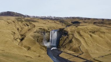 İzlanda, Skogafoss Şelalesi 'nin havadan görünüşü. Nefes kesen manzara. Panoramik Geniş Görüntü, Kamera İleriye Taşır