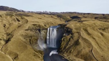İzlanda, Skogafoss Şelalesi 'nin havadan görünüşü. Nefes kesen manzara. Panoramik Geniş Görüntü, Kamera Yakınlaşıyor