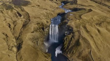 İzlanda, Skogafoss Şelalesi 'nin havadan görünüşü. Nefes kesen manzara. Panoramik Geniş Açı Ekran Görüntüsü, Kamera Geriye Taşır
