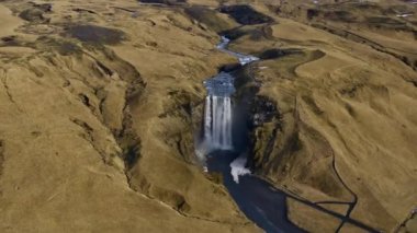İzlanda, Skogafoss Şelalesi 'nin havadan görünüşü. Nefes kesici Panoramik Peyzaj. Geniş Ekran Görüntüsü