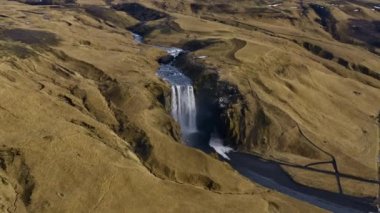 İzlanda, Skogafoss Şelalesi 'nin havadan görünüşü. Nefes kesici Panoramik Manzara Geniş Yörünge Çekimi