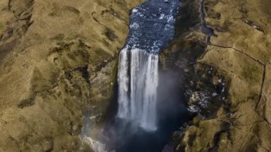Skogafoss Şelalesi 'nin ve İzlanda' nın havadan görünüşü. Nefes kesen manzara. Yüksek Açı Geniş Atış. Kamera Yavaşça Uzaklaşıyor