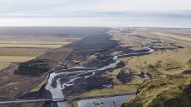İzlanda, Skogafoss Şelalesi yakınlarındaki Vadi ve Nehir Havadan Görünümü. Nefes kesen manzara. Geniş açılı panoramik çekim. Kamera Yavaşça İleriye Taşır