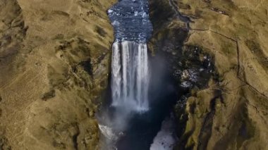 Skogafoss Şelalesi 'nin ve İzlanda' nın havadan görünüşü. Nefes kesen manzara. Yüksek Açı Geniş Atış. Kamera Yavaşça Uzaklaşıyor