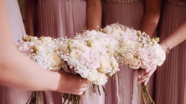Κοντινό Πλάνο Των Παράνυμφων Ροζ Φορέματα Κρατώντας Μπουκέτα Στα Χέρια — Αρχείο Βίντεο