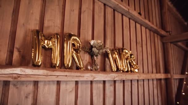 Gouden Ballonnen Vorm Van Letters Mrs Geplaatst Houten Muur Bruiloft — Stockvideo