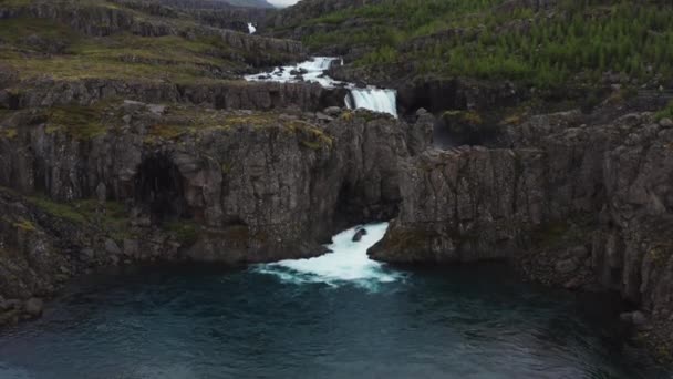 Fossa河和冰岛南部Haifoss瀑布附近Landmannalaugar山谷的瀑布的空中景观 相机慢慢地向上移动 — 图库视频影像