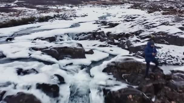 Gufufoss Şelalesi Nin Havadan Görünüşü Zlanda Adam Şelalenin Tepesinde Duruyor — Stok video