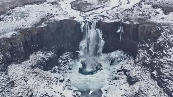 Vista Aérea Cachoeira Gufufoss Islândia Homem Fica Topo Cachoeira Impressionante — Vídeo de Stock