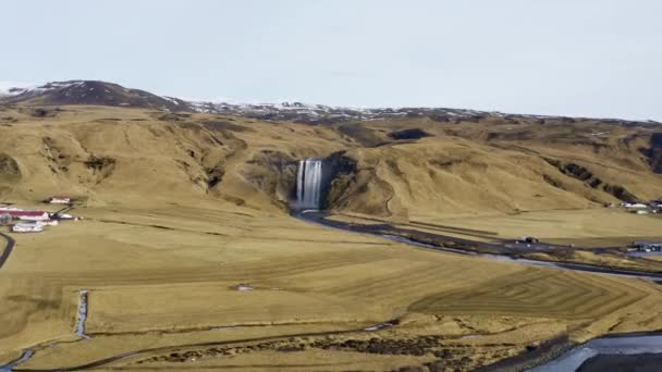 Skogafoss瀑布和冰岛谷地的空中景观 令人惊叹的风景 全景宽镜头 相机向前移动 — 图库视频影像