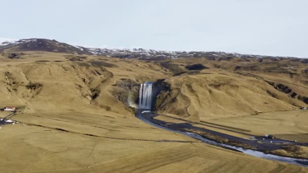 スコガフォス滝とアイスランドの谷の空中ビュー 息をのむような風景 パノラマワイドショット カメラの前進 — ストック動画