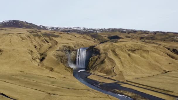 スコガフォス滝とアイスランドの谷の空中ビュー 息をのむような風景 パノラマワイドショット カメラの前進 — ストック動画