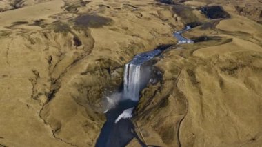 İzlanda, Skogafoss Şelalesi 'nin havadan görünüşü. Nefes kesen manzara. Panoramik Geniş Yörünge Çekimi.